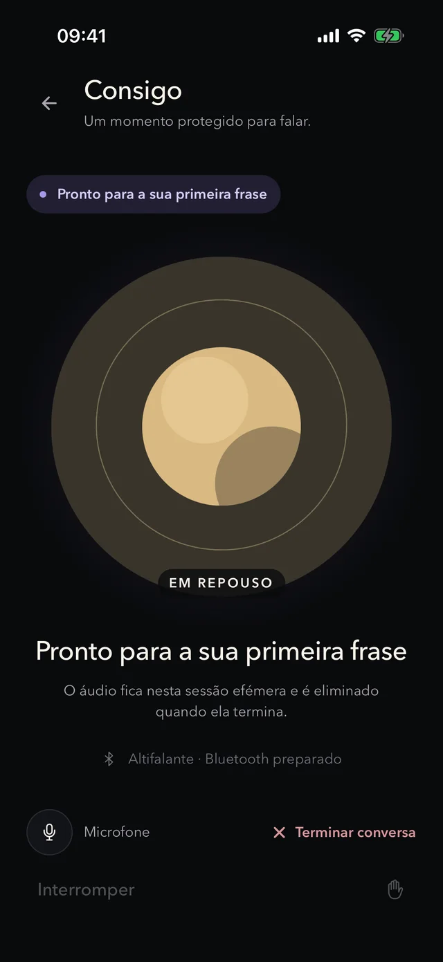 Ecrã de voz do VoxAnima com a esfera, uma mensagem de disponibilidade e o controlo do microfone
